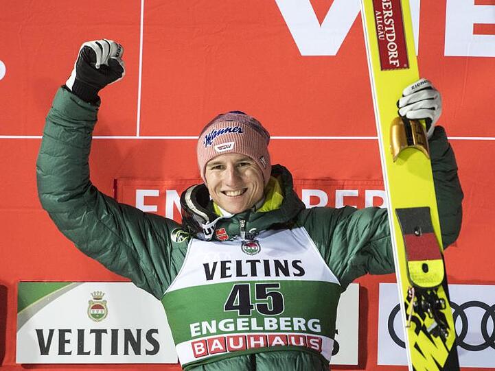 Der Erstplatzierte Karl Geiger bejubelt seinen Sieg auf dem Podium beim Weltcup in Engelberg.