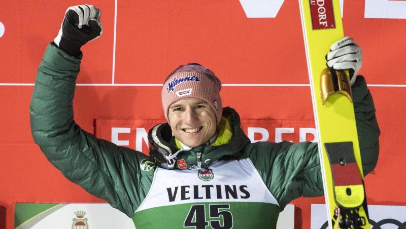 Der Erstplatzierte Karl Geiger bejubelt seinen Sieg auf dem Podium beim Weltcup in Engelberg. Der Erstplatzierte Karl Geiger bejubelt seinen Sieg auf dem Podium beim Weltcup in Engelberg.