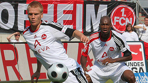 Die ersten 20 Minuten überleben und dann hoffen: Peter Perchtold (vorn, dahinter José Goncalves und Javier Pinola) sieht Pokal-Chancen bei den Bayern.