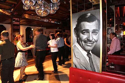 Clark Gable ist auch schon da: das  &bdquo;Evergreen Dancing&ldquo;.