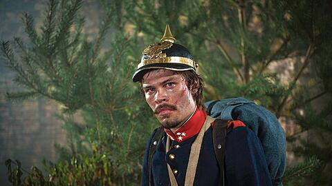 Der Kriegsfreiwillige Heinrich von Gablenz (Simon Schofeld) k&auml;mpft f&uuml;r Preu&szlig;en im Swiepwald nahe K&ouml;niggr&auml;tz. Dort rieben sich die fehlgeleiteten &ouml;sterreichischen Truppen entscheidend auf.