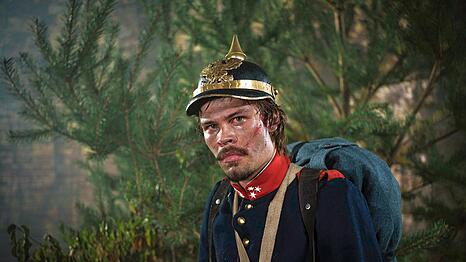 Der Kriegsfreiwillige Heinrich von Gablenz (Simon Schofeld) k&auml;mpft f&uuml;r Preu&szlig;en im Swiepwald nahe K&ouml;niggr&auml;tz. Dort rieben sich die fehlgeleiteten &ouml;sterreichischen Truppen entscheidend auf.