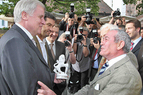 Ministerpräsident Horst Seehofer ehrt Werner Behringer (r.) &ndash; und der strahlt, beobachet von Markus Söder, Michael Frieser (v.l.) &ndash; und zahlreichen Kameras.