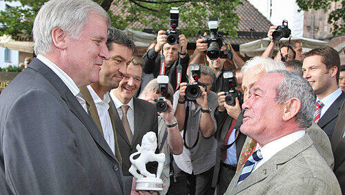 Ministerpräsident Horst Seehofer ehrt Werner Behringer (r.) – und der strahlt, beobachet von Markus Söder, Michael Frieser (v.l.) – und zahlreichen Kameras. Ministerpräsident Horst Seehofer ehrt Werner Behringer (r.) – und der strahlt, beobachet von Markus Söder, Michael Frieser (v.l.) – und zahlreichen Kameras.