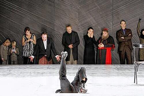 Griff zur Krone oder Griff ins Klo? Julia Bartolome als Shakespeares &bdquo;Richard III.&ldquo; sucht noch nach der neuen Kopfbedeckung, Steigbügelhalter und Opfer sehen zu.