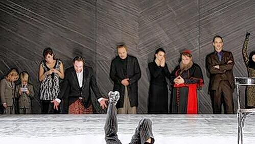 Griff zur Krone oder Griff ins Klo? Julia Bartolome als Shakespeares „Richard III.“ sucht noch nach der neuen Kopfbedeckung, Steigbügelhalter und Opfer sehen zu. Griff zur Krone oder Griff ins Klo? Julia Bartolome als Shakespeares „Richard III.“ sucht noch nach der neuen Kopfbedeckung, Steigbügelhalter und Opfer sehen zu.