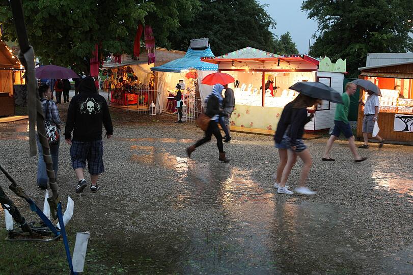 Münchens beliebtes Sommerfestival läuft wieder. Am Mittwoch wurde das Tollwood 2011 eröffnet. Impressionen von Tag 1.