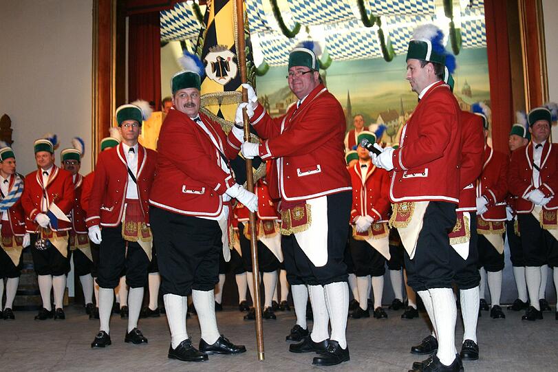 Am Donnerstag war mit der Generalprobe des Schäfflertanzes im Augustinerkeller der Startschuss für die Tanzsaison 2012 gegeben worden.