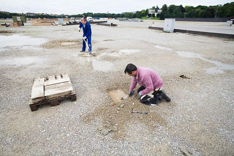 Fachleute legten unter dem Kies der Theresienwiese die Fundamente frei &ndash; sie werden jedes Jahr wieder verwendet.