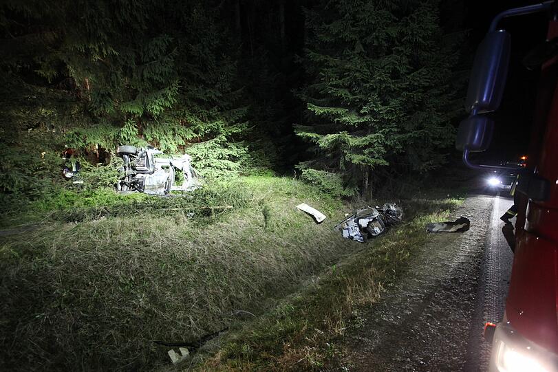 Durch die Wucht des Aufpralls wurde der Mercedes regelrecht zerfetzt. Der Fahrer starb in den Trümmern.