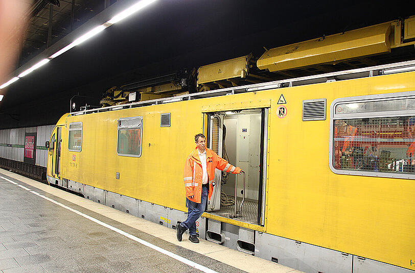 Der gelbe Turmtriebwagen fährt die gesamte Stammstrecke ab - Mitarbeiter überprüfen die Oberleitung nach weiteren Defekten.