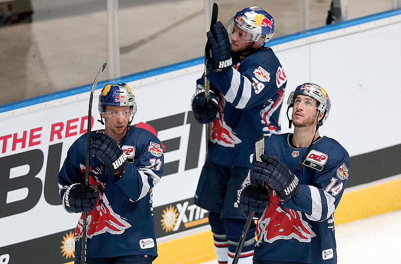 Die Münchner Michael Wolf (links) und Steve Pinizzotto (rechts) feiern einen Treffer des EHC.