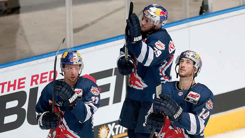 Die Münchner Michael Wolf (links) und Steve Pinizzotto (rechts) feiern einen Treffer des EHC. Die Münchner Michael Wolf (links) und Steve Pinizzotto (rechts) feiern einen Treffer des EHC.