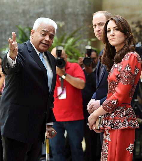 Prinz William und seine Frau Kate haben am ersten Tag ihrer Indien-Reise das berühmte Taj Mahal Palace Hotel besucht.