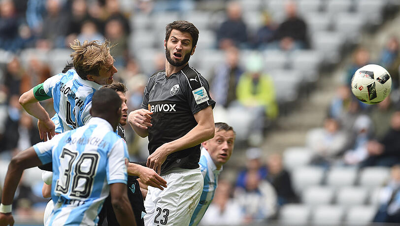 Kai Bülow von München erzielt das Tor zum 1:0 neben Mannschaftskamerad Romuald Lacazette (M) und dem Sandhausener Markus Karl.