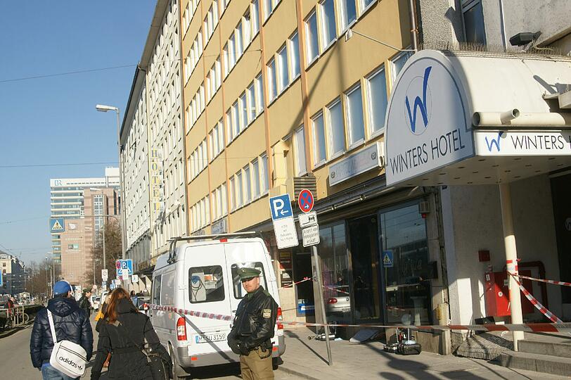 Eine Frau stirbt nach einem blutigen Vorfall im Nachtclub. Die Bilder von der Spurensicherung am "Kapitol" in der Arnulfstraße.