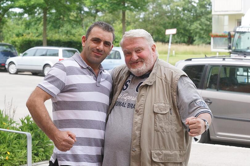 Hielten den Dieb fest, bis die Polizei kam: Jimmy K. (38) und David W. (65).