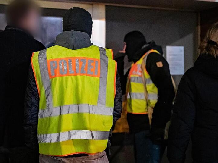 Insgesamt zwölf mutmaßliche Mitglieder einer rechtsextremen Terrorzelle waren am Freitag bei Razzien verhaftet worden. (Symbolbild)