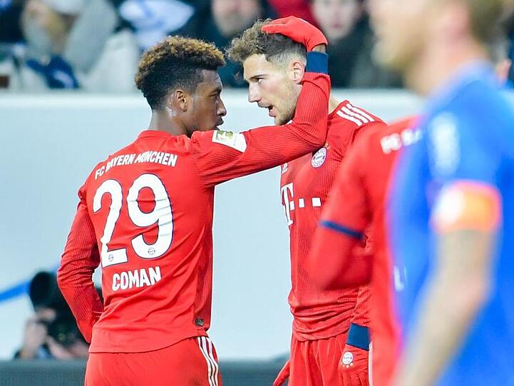 Bayern Münchens Kingsley Coman (l) gratuliert Torschütze Leon Goretzka zum Treffer gegen Hoffenheim.