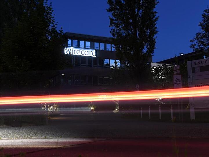 Der Schriftzug von Wirecard ist an der Firmenzentrale zu sehen. Foto: Tobias Hase/dpa/Archivbild