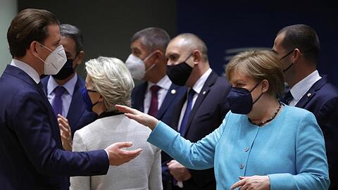 Bundeskanzlerin Angela Merkel beim Brüsseler Gipfel mit den Staats- und Regierungschefs und der EU-Spitze.