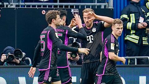 Die Bayern um Torschütze Harry Kane (2.v.r.) setzten sich in Darmstadt durch.