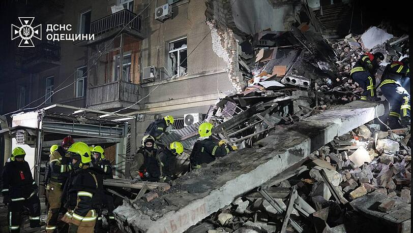 Rettungskr&auml;fte suchen in Odessa nach Versch&uuml;tteten.