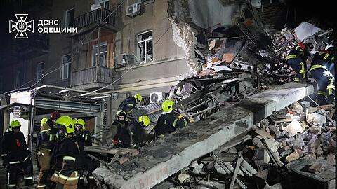 Rettungskr&auml;fte suchen in Odessa nach Versch&uuml;tteten.