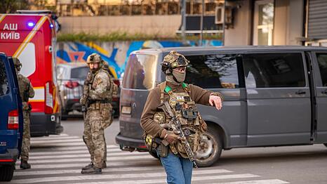 Polizeikr&auml;fte sperren zum Schutz von Zivilisten eine Stra&szlig;e in Kiew bei einer Schie&szlig;erei - allerdings sollen sich Berichten zufolge nicht alle Beamten so professionell verhalten haben.