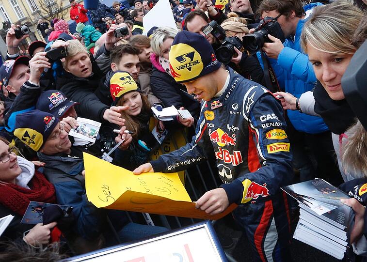 Große Siegesfeier für Sebastian Vettel in Graz: 30.000 Fans feiern den dreimaligen Titelträger, der er in seinem Red Bull einige Runden durch das alte Zentrum der österreichischen Stadt drehte.