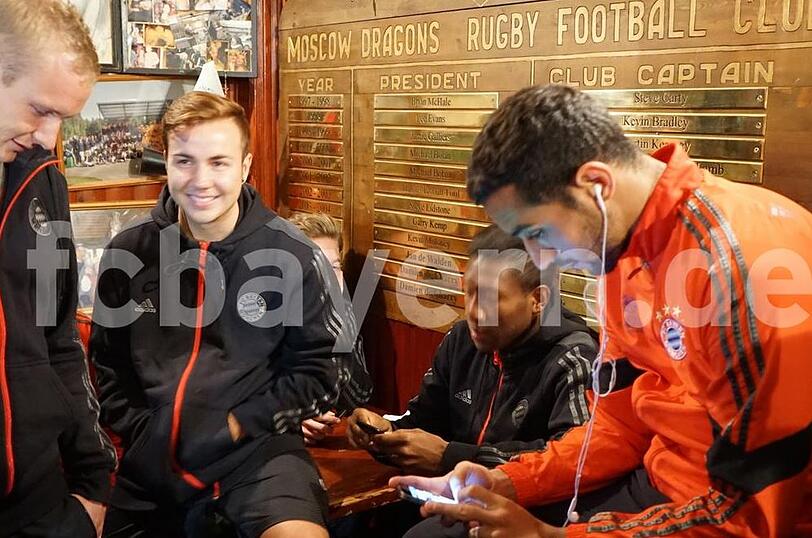 Mario Götze, David Alaba und Bebatia (v.l.) warten vor dem Ritz-Carlton in Moskau.