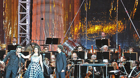 Ildar Abdrazakov gibt Anna Netrebko einen Handkuss.