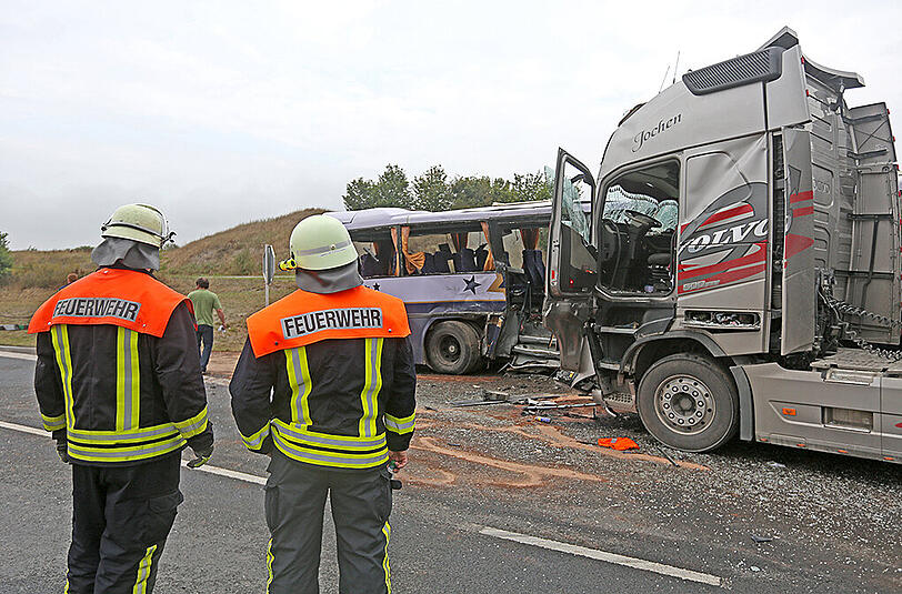Horror-Unfall in Unterfranken: Ein Sattelzug hat einen Bus mit Kindern und Jugendlichen gerammt - Bilder von der Unfallstelle