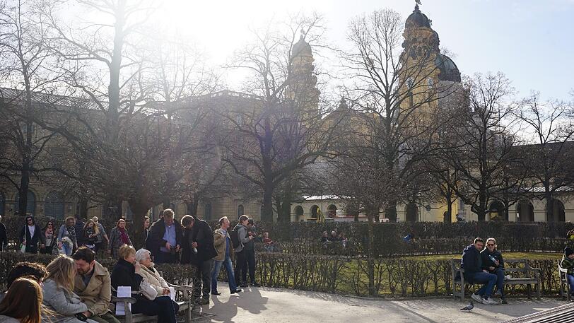 Im Biergarten am Viktualienmarkt, im Hofgarten, am Wiener Platz oder Rindermarkt, sogar auf den Treppen zur Staatskanzlei - München bietet die schönsten Ecken, um die Frühlingssonne in vollen Zügen zu genießen.