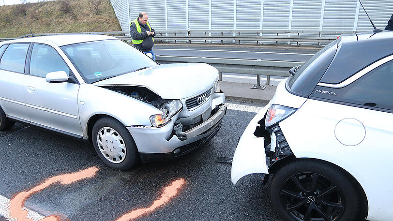 Bei der Massenkarambolage auf der A73 verletzten sich 18 Personen. Die Bilder von der Unfallstelle bei Breitengüßbach zum Durchklicken.