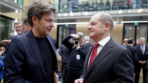 Grünen-Chef Robert Habeck (l.) und Vizekanzler Olaf Scholz (SPD). Aus "natürlichen Partnern" sind scharfe Konkurrenten geworden.