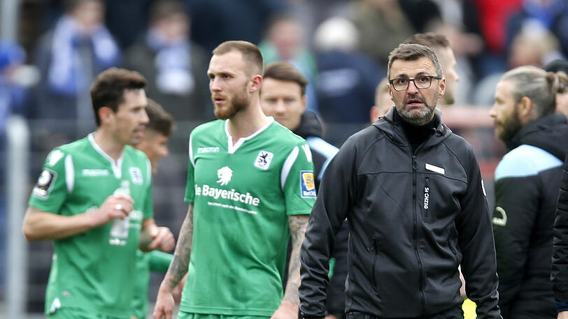 Baut auf Tim Rieder (l.) im Mittelfeld: Löwen-Trainer Michael Köllner (r.).