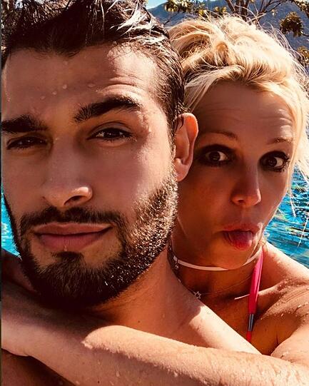 Keine Unbekannte in Sachen Tattoo-Fails ist Pop-Star Britney Spears. Sie hatte gleich zweimal Pech mit ihrem Körperschmuck. Auf ihrer Hüfte sollte einst in Form eines chinesischen Symbols "mysterious" ("geheimnisvoll") stehen, doch stattdessen prangte dort "strange" ("seltsam"). Zudem sollte ihren Nacken das hebräische Wort für "Gott" zieren. Auch das ging schief - und soll mittlerweile entfernt worden sein.
