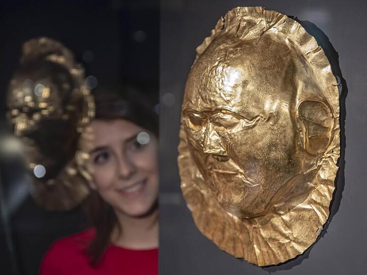Goldene Grabmaske aus Mykene in der Schau in Karlsruhe.