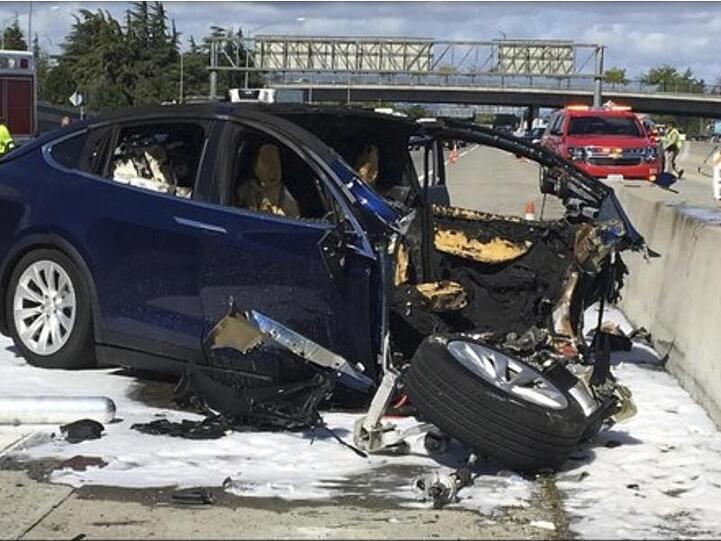 Das Videostandbild zeigt die Unfallszene vom 23.03.2018 in Kalifornien mit einem Tesla-Elektroauto auf dem Highway 101 bei Mountian View.