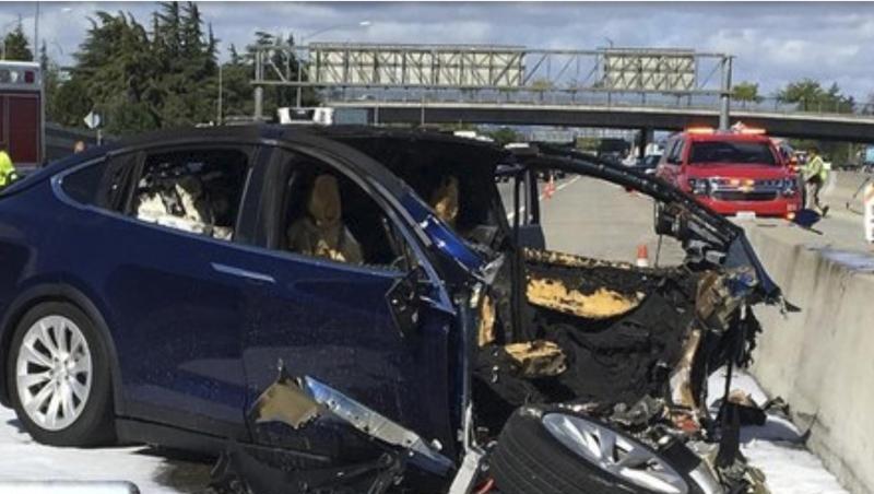 Das Videostandbild zeigt die Unfallszene vom 23.03.2018 in Kalifornien mit einem Tesla-Elektroauto auf dem Highway 101 bei Mountian View. Das Videostandbild zeigt die Unfallszene vom 23.03.2018 in Kalifornien mit einem Tesla-Elektroauto auf dem Highway 101 bei Mountian View.