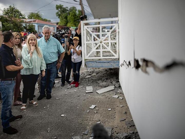 Gouverneurin Wanda Vazquez inspiziert ein vom Erdbeben beschädigtes Haus in Guanica.