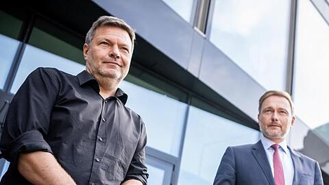 Christian Lindner (r) wird wohl Finanzminister und setzt sich damit gegen Robert Habeck (l) durch. Der soll allerdings voraussichtlich Vizekanzler und Minister für Wirtschaft und Klima werden.