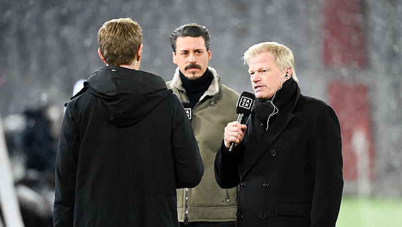 Oliver Kahn (rechts), Vorstandsvorsitzender der FC Bayern München AG, beim "DAZN"-Interview.