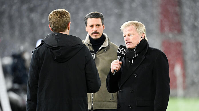 Oliver Kahn (rechts), Vorstandsvorsitzender der FC Bayern München AG, beim "DAZN"-Interview.