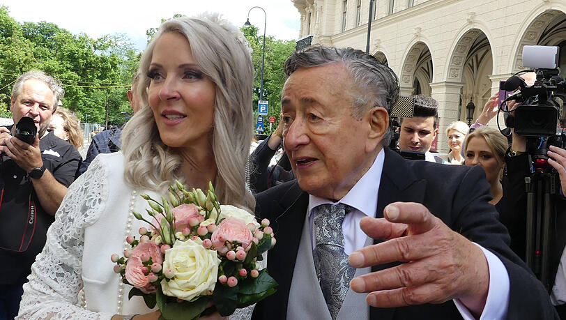 2024 gaben sich Simone "Bienchen" Reiländer und Richard Lugner das Jawort und läuteten damit Lugners sechste und letzte Ehe ein.