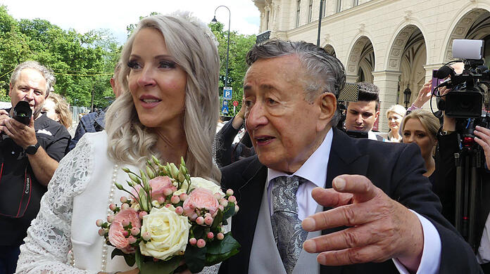 2024 gaben sich Simone "Bienchen" Reiländer und Richard Lugner das Jawort und läuteten damit Lugners sechste und letzte Ehe ein.