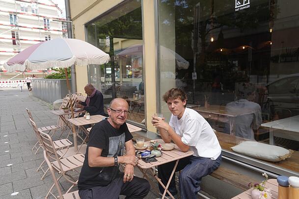 Auf einen Kaffee, Croissant, Müsli oder einen Mittagssnack trifft sich die Nachbarschaft gerne im Café "Henry hat Hunger" Auf einen Kaffee, Croissant, Müsli oder einen Mittagssnack trifft sich die Nachbarschaft gerne im Café "Henry hat Hunger"