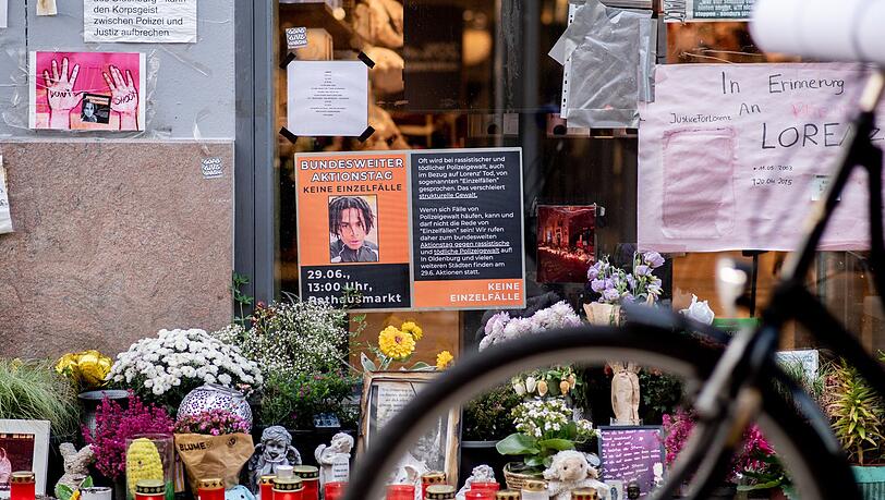 Auch Monate nach den t&ouml;dlichen Sch&uuml;ssen hinterlassen Menschen am Tatort Blumen, Kerzen und Nachrichten im Gedenken an Lorenz.