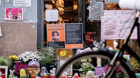 Auch Monate nach den t&ouml;dlichen Sch&uuml;ssen hinterlassen Menschen am Tatort Blumen, Kerzen und Nachrichten im Gedenken an Lorenz.